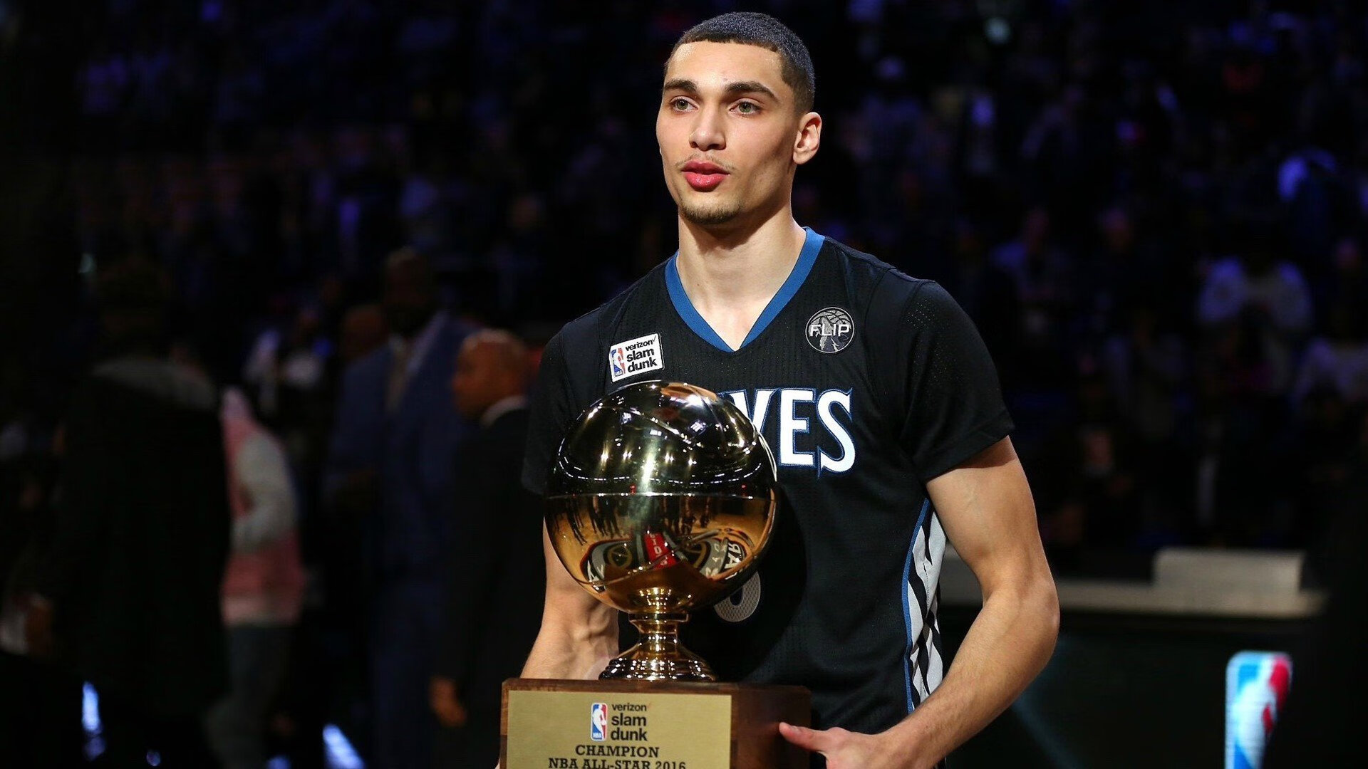 季后赛抢七焦点战，黄蜂连续得分压制湖人，青春风暴席卷紫金王朝